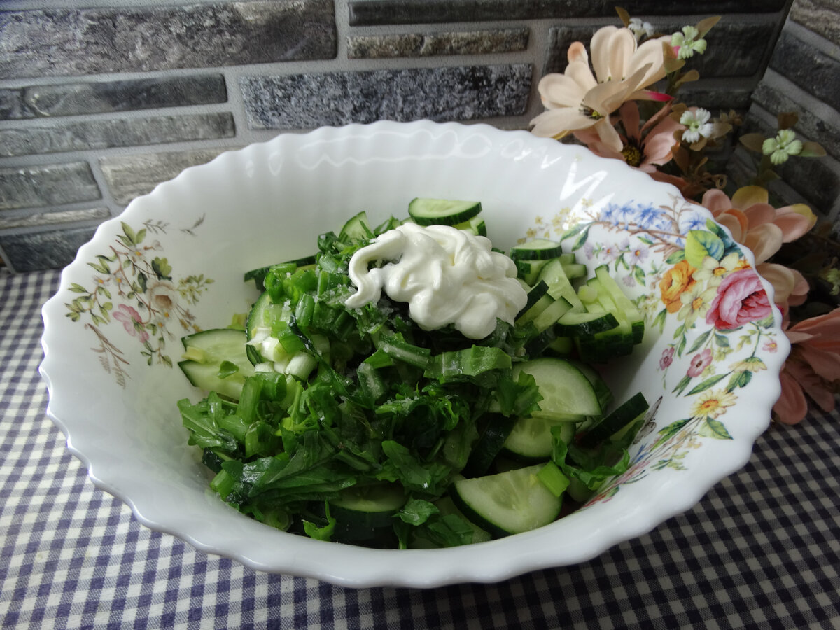 Салат с рукколой, помидорами черри и огурцами