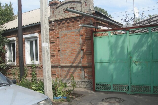    Маньяка не останавливали высокие заборы. Дом одной из жертв. Фото: СУ СКР по Ростовской области