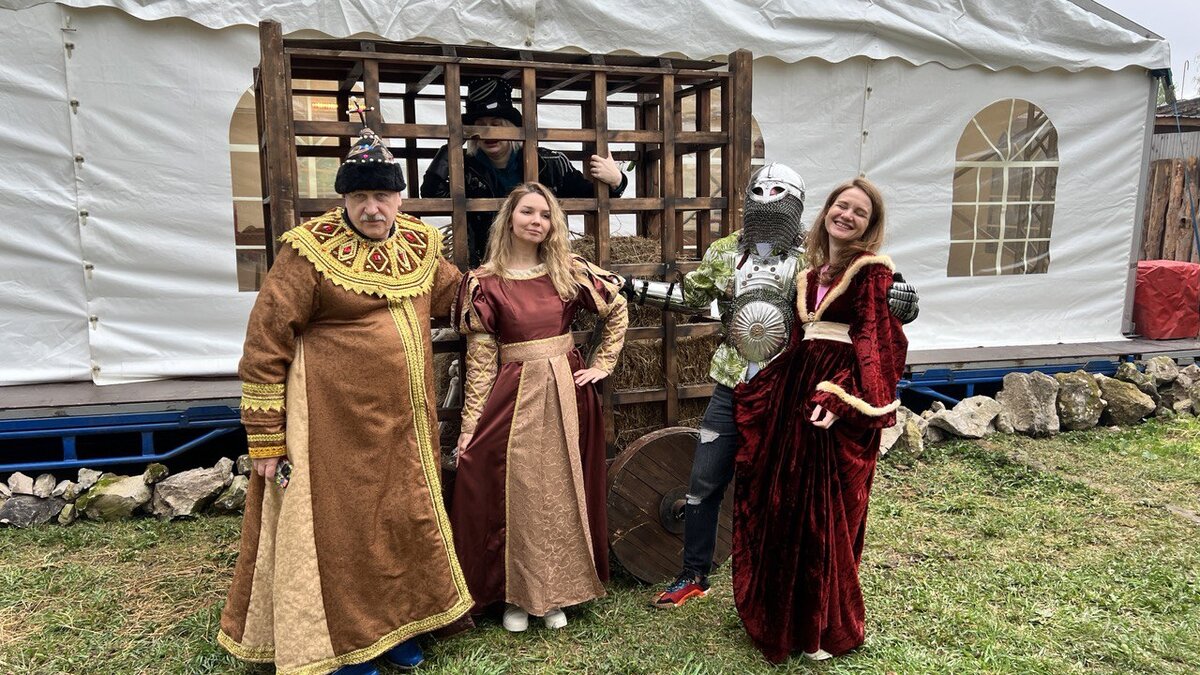 Гости после посещения костюмерной 