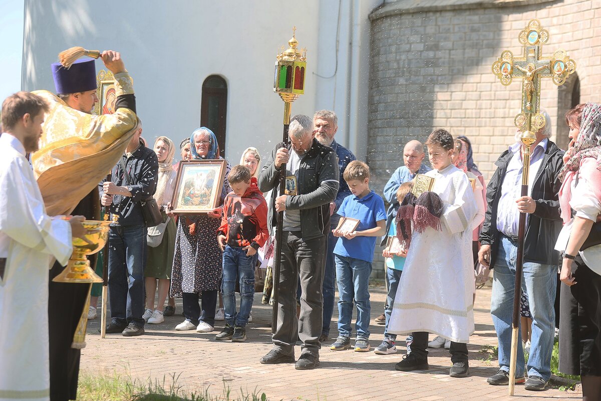 крестный ход вокруг храма