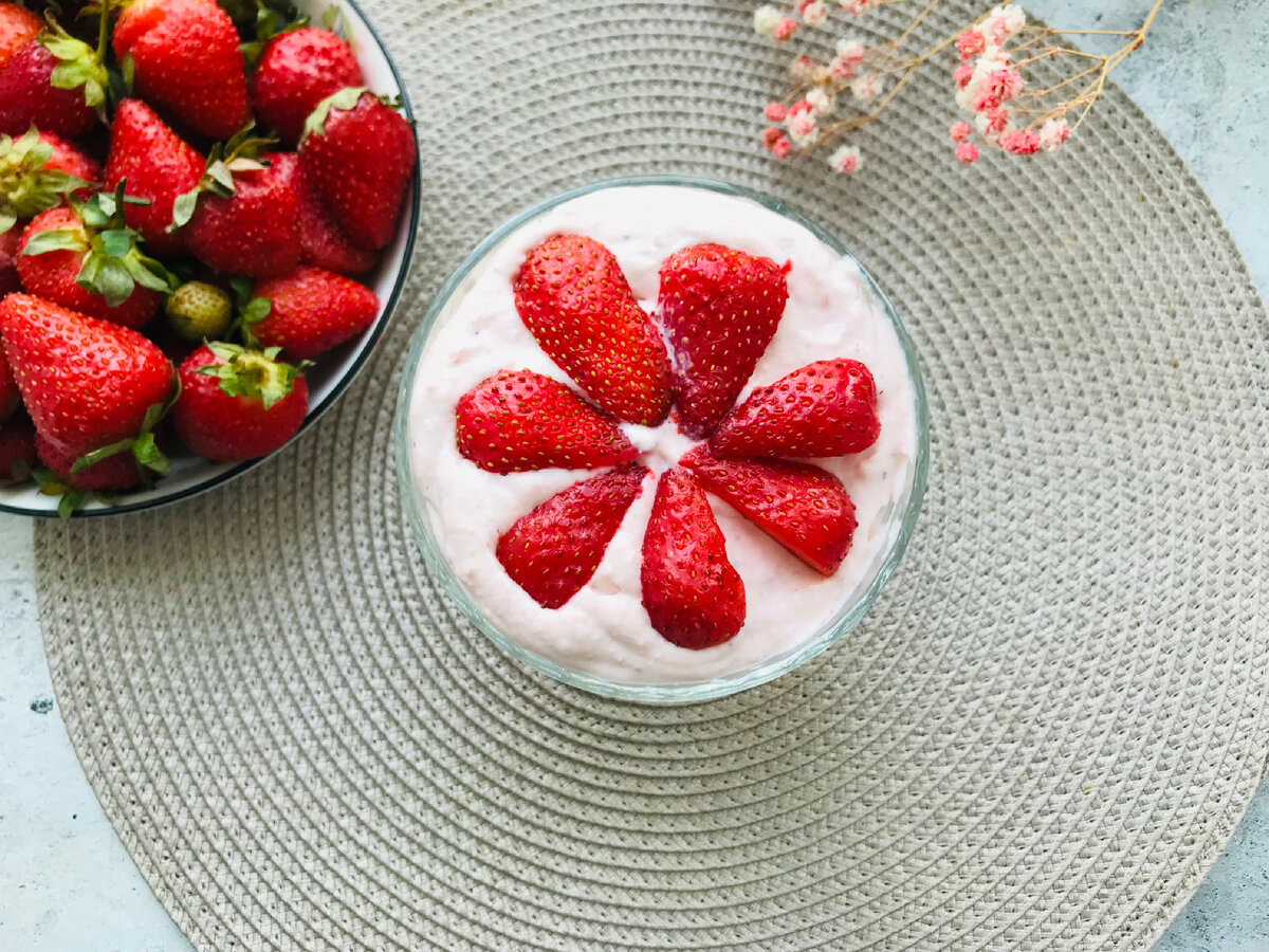 Десерт с клубникой и творогом без выпечки