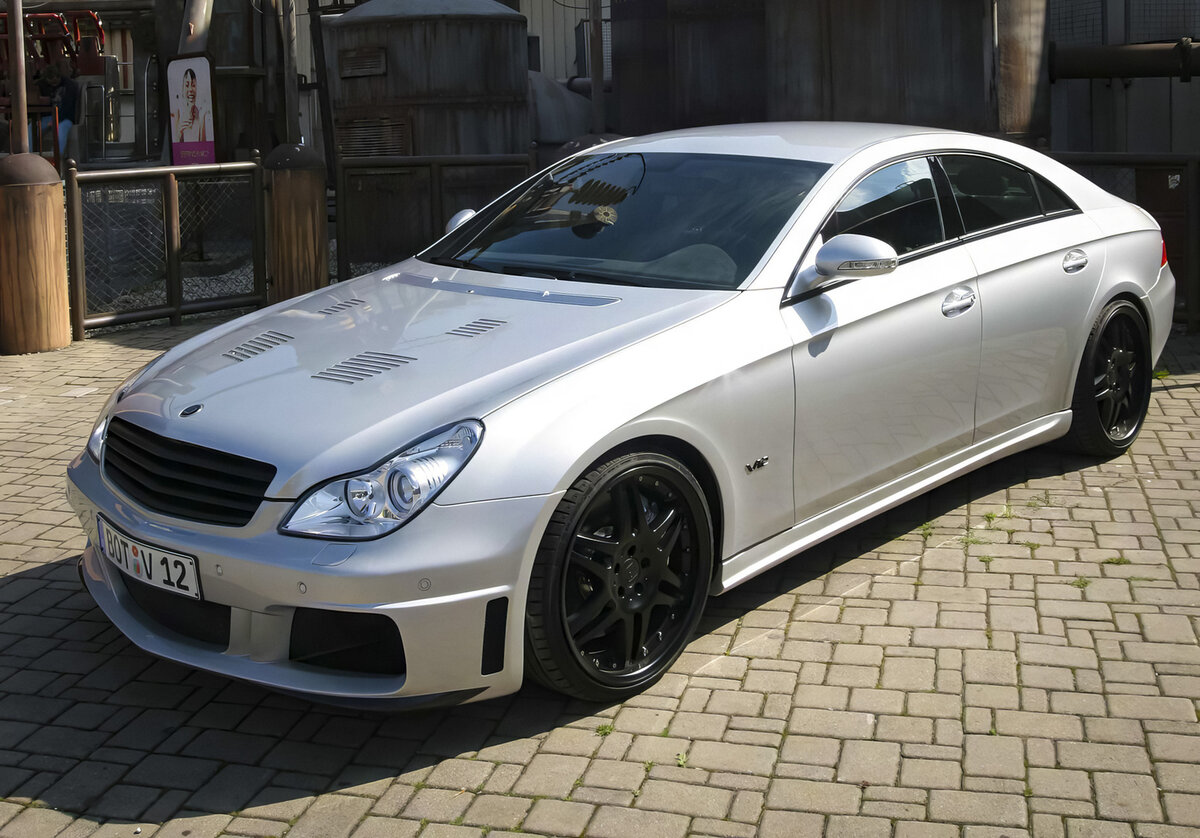    ### Rocket На Франкфуртском автосалоне 2005 года гуру тюнинга представили «самое быстрое в мире четырехдверное купе». В качестве платформы выступил Mercedes-Benz CLS первого поколения. Внешность изменена точечно и по остаточному принципу. Основная часть апгрейдов носит серьёзный инженерный характер.   
Brabus