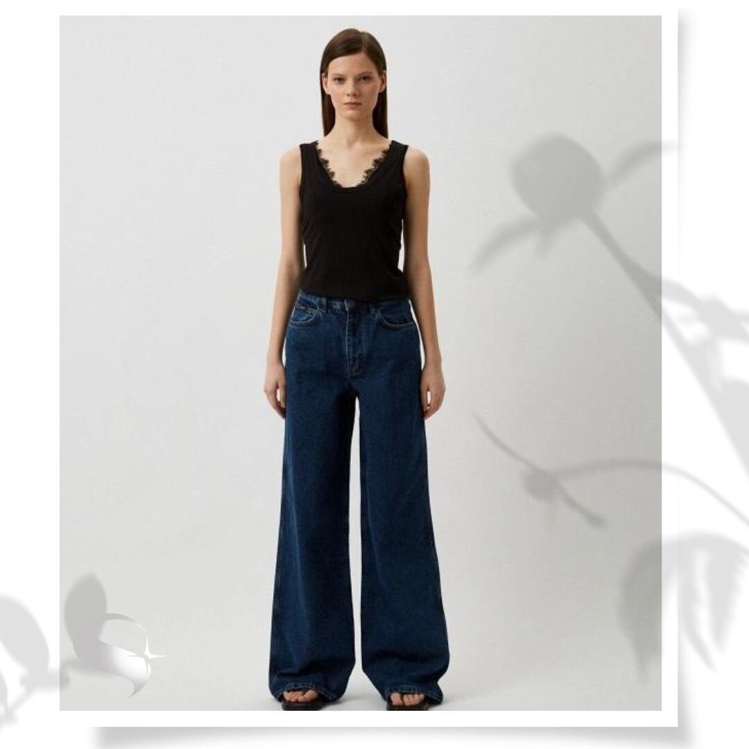 Образ модели Эмили Ратаковски в свободное от работы время включал в себя топ с глубоким декольте и джинсы с низкой посадкой с расстегнутыми