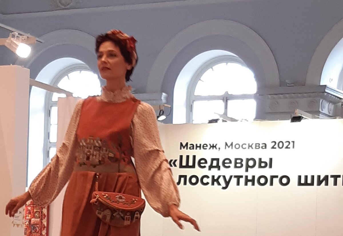 Идет красавица, плывет лебедушка....!