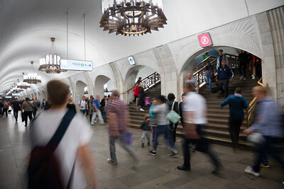    Люди в московском метро на станции "Пушкинская" Таганско-Краснопресненской (фиолетовой) линии около перехода на станцию "Тверская" Замоскворецкой (зеленой) ветки метро ©Александр Манзюк РИАМО