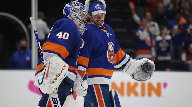    Российские голкиперы «Айлендерс» Семен Варламов и Илья Сорокин. USA Today Sports