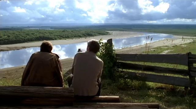 Можно было долго сидеть на старом теплом бревне и тоже смотреть далеко — в горы. 