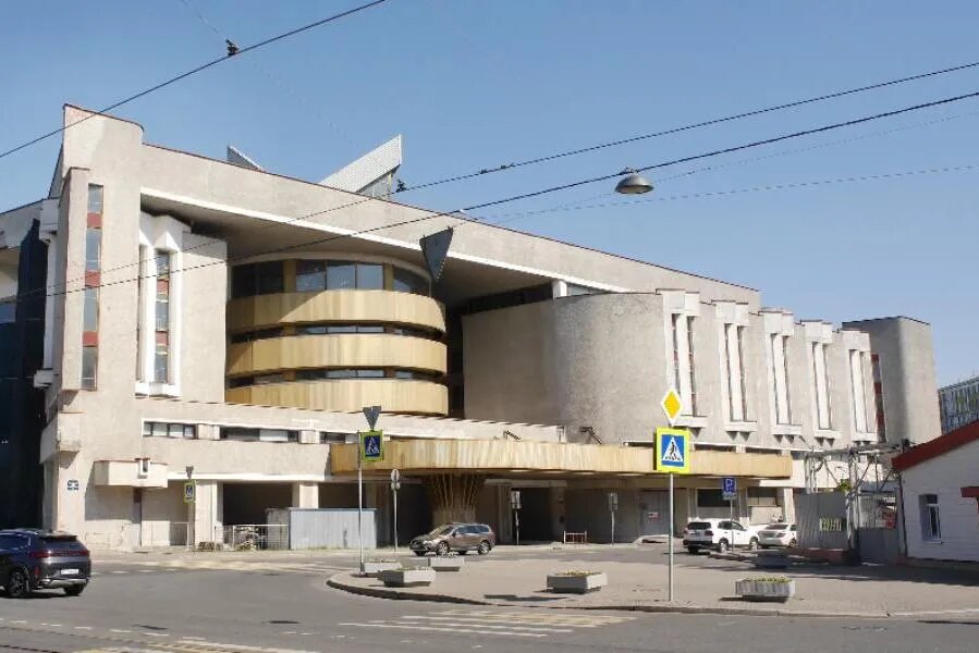 Здание гаража внесло новый акцент в не самую парадную часть города. Его модернизм перекликается с конструктивизмом хлебозавода напротив, построенного еще в 1930‑е годы./ФОТО Сергея ГРИЦКОВА