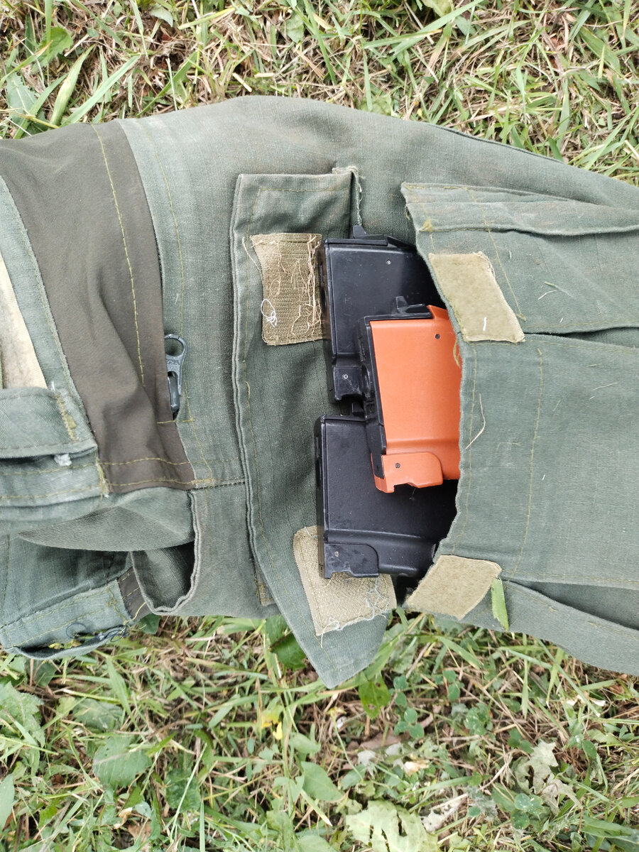 Вмещается 3-4 магазина от АК 5.45 или же минимальный набор медицины :турникет/жгут,спирт/перекись водорода,бинты/ипп/гемостатические бинты