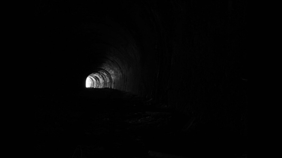 Свет в конце тоннеля. Черный тоннель. Белый свет в конце тоннеля. Свет в тоннеле. Свойство темноты
