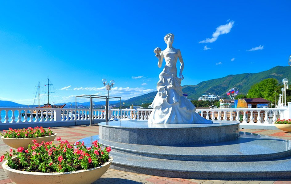 Белая невеста - символ города.