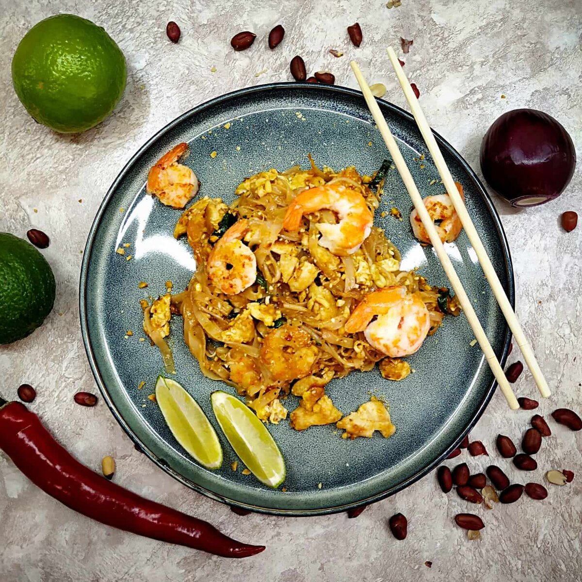 Рецепт недели: рисовая тайская лапша с креветками | MARIECLAIRE