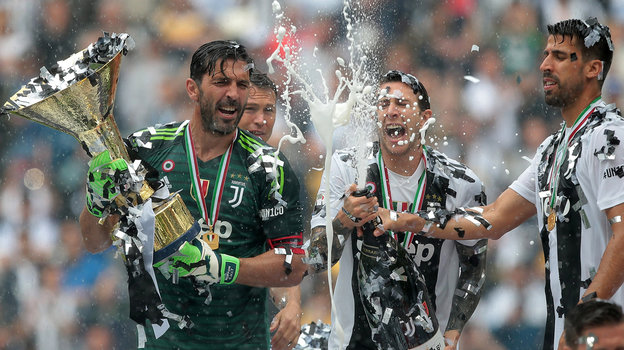 Джанлуиджи Буффон с трофеем чемпионата Италии. Фото Getty Images