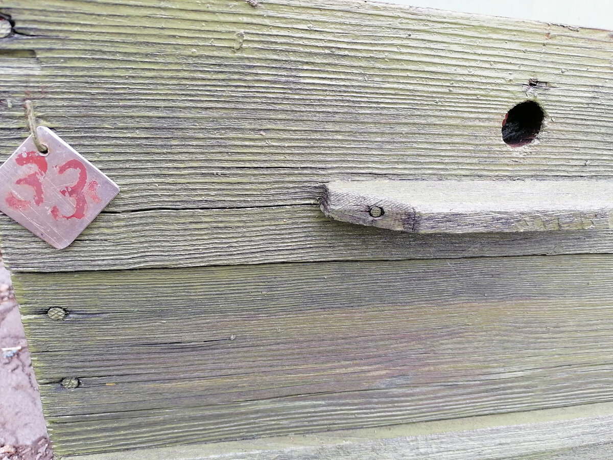 Простая конструкция крепления номерка на улей. Легко снять и надеть.