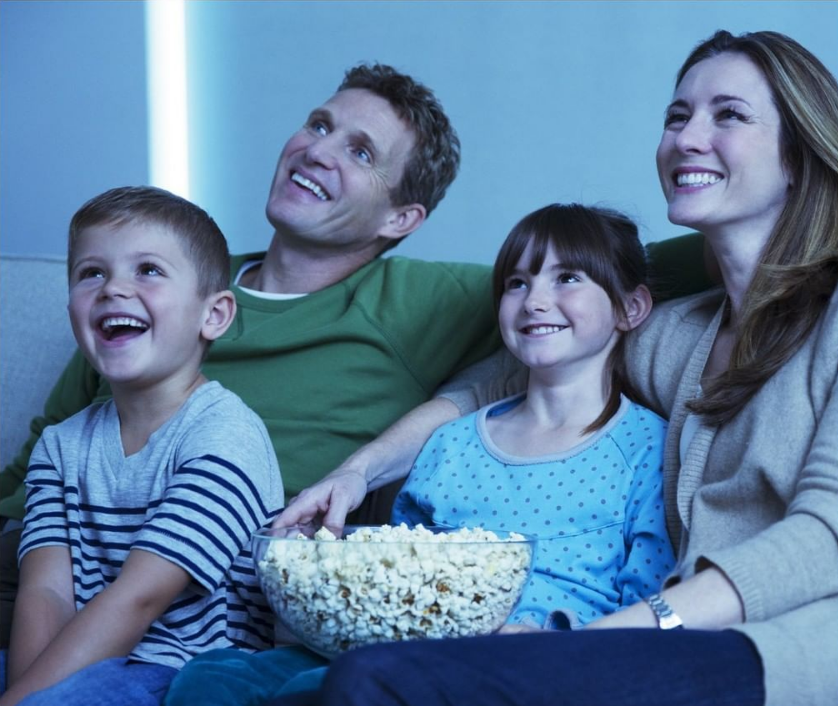 Американская семья. Watch family movie. Телевизор вечер. Семья возле телевизора. Родители и дети.