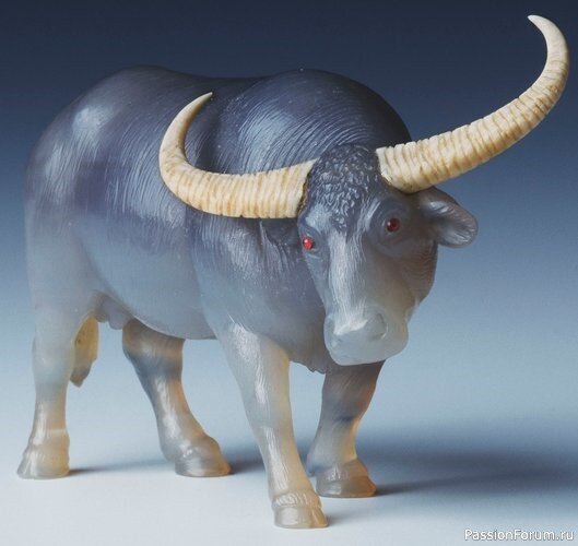 Водяной буйвол. Исключительная прозрачность этого куска халцедона виртуозно использована в резьбе и гармонично сливается с образом животного. В сочетании с рогами из слоновой кости и рубиновыми глазами это одна из самых лучших скульптур животных Фаберже.