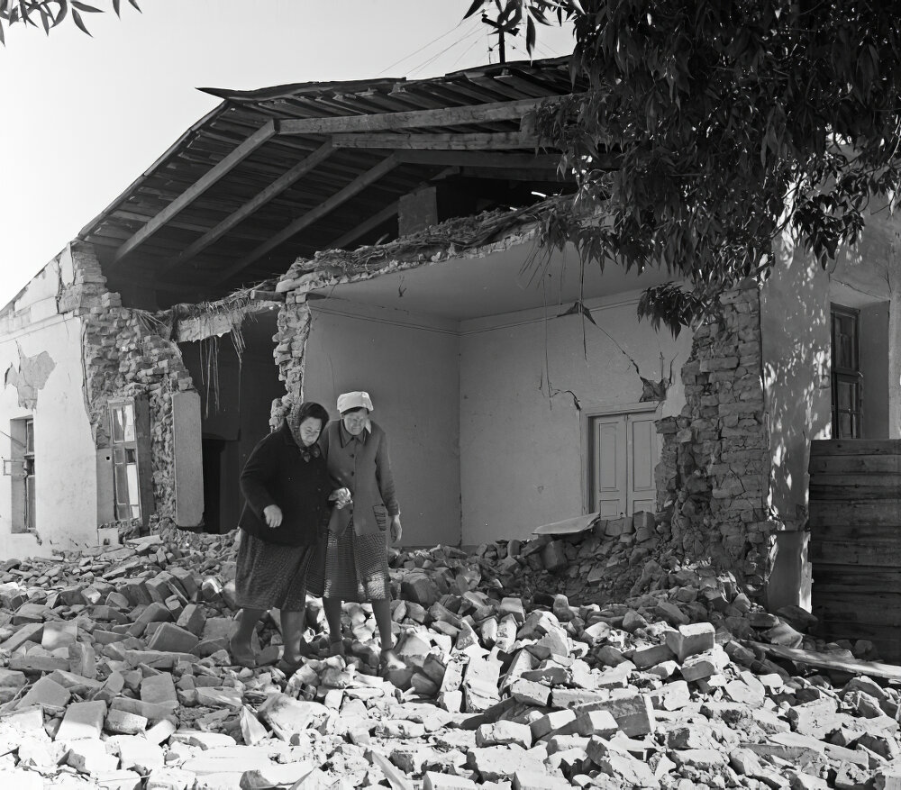 Землетрясение в ташкенте сегодня. Землетрясение в ташкенте 26 апреля 1966. Землетрясение 1966 года в ташкенте. Землетрясение в узбекистане 1966. Землетрясение 1966 года в ташкенте.