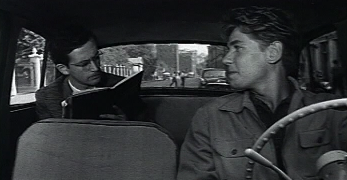 Именно Василий Ливанов едет по Москве, не замечая, что полдороги водитель отсутствует.