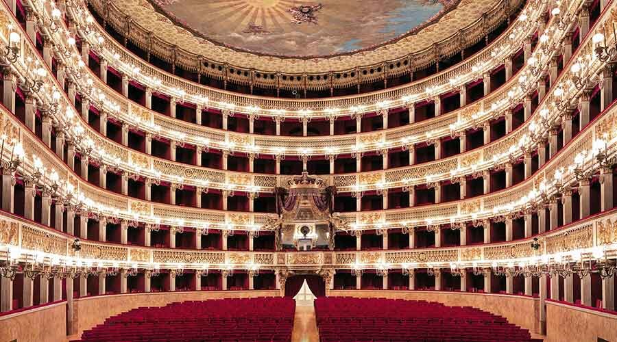 Театр Сан Карло — самый старый оперный театр в Европе. Он находится в двух шагах от центральной площади дель Плебешито и является настоящим символом города.-2