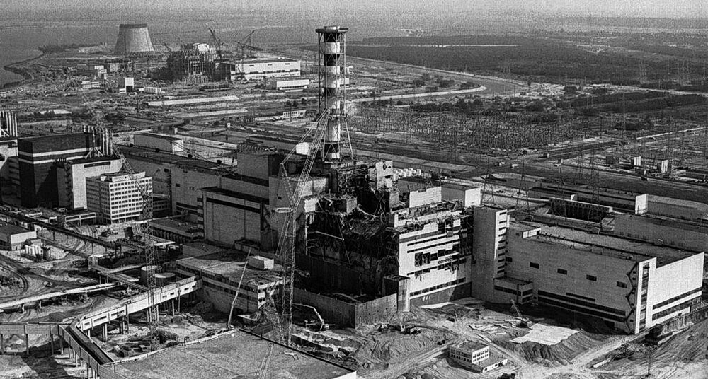 Чернобыльская АЭС с разрушенным четвертым реактором. Фото В. Репика