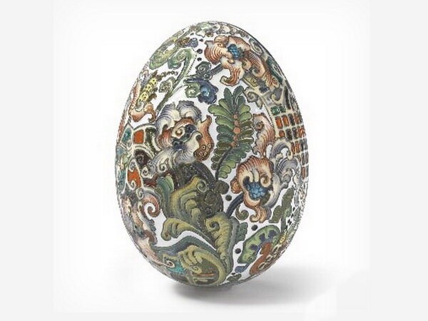 Большое пасхальное яйцо из позолоченного серебра, перегородчатой и расписной эмали, Федор Рюкерт, Москва, около 1900 г. Высота 8,9 см.