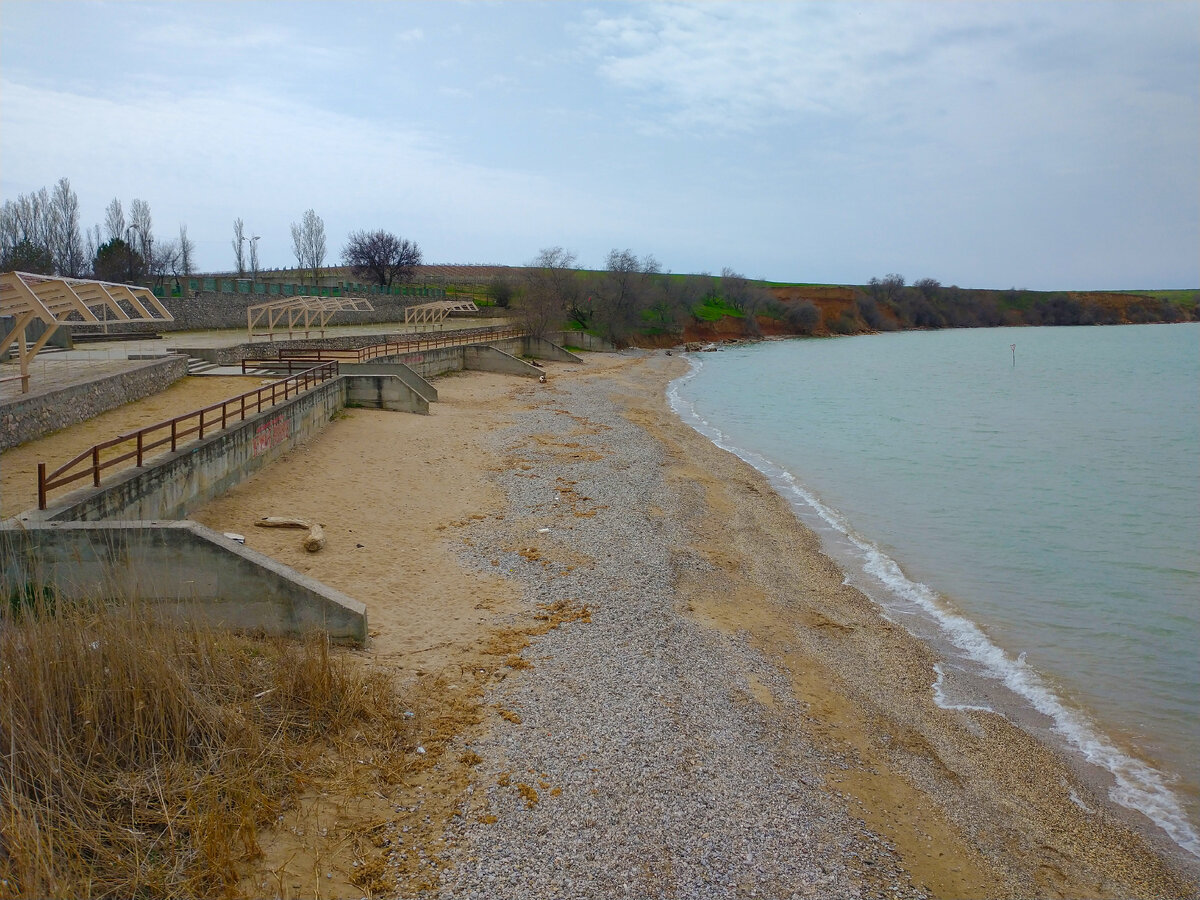 Пляж возле отеля "Таврида мыс Лукулл".