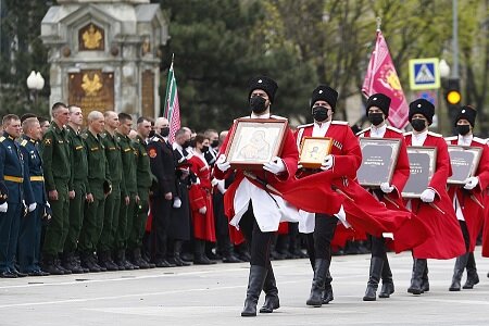 

Также на площади прошли парадные расчеты военнослужащих 1537-го Краснознаменного Кубанского казачьего зенитного ракетного полка, 90-ой зенитно-ракетной бригады поселка Афипский и 378-ой ордена Красной звезды отдельный батальон оперативного назначения войск национальной гвардии Российской Федерации, где проходят службу казаки районных казачьих обществ.