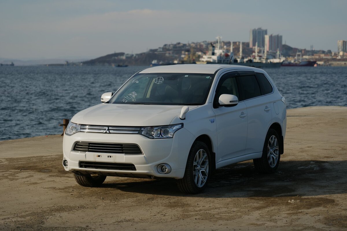 гибридный Mitsubishi Outlander  от 1.250.000 рублей