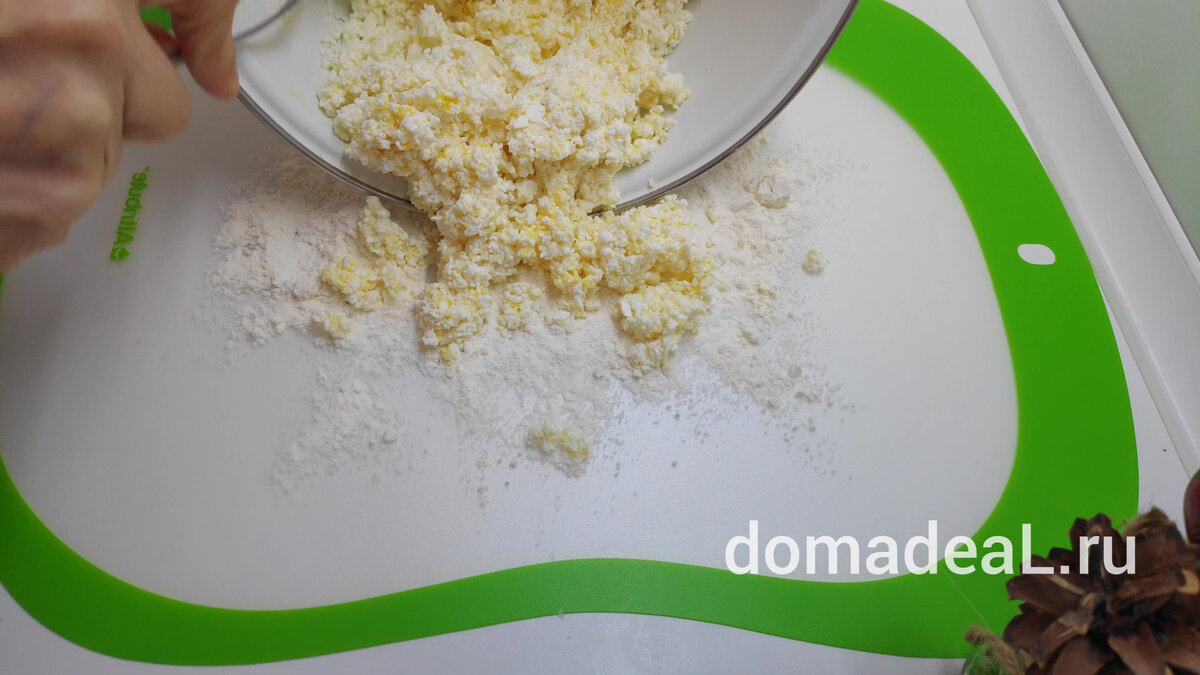 смешать все компоненты теста, перенести его на присыпанный стол с мукой