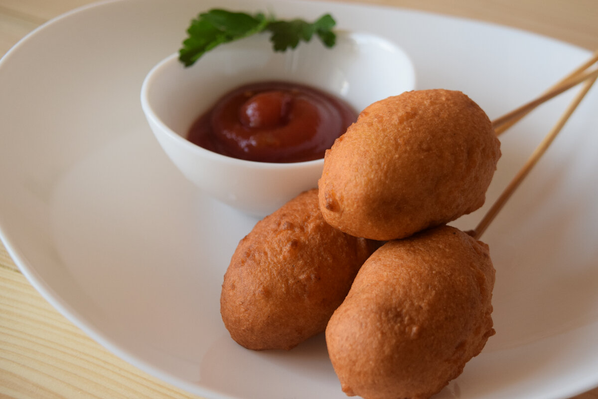 Как приготовить корн-доги? Жареные сосиски в тесте на шпажках