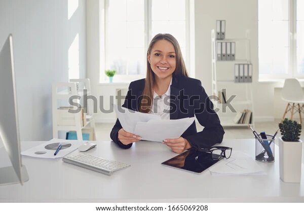 И каждый час, и каждую минуту
О чьих-то судьбах вечная забота,
Кусочек сердца отдавать кому-то –
Такая вот в отделах ЗАГС работа!