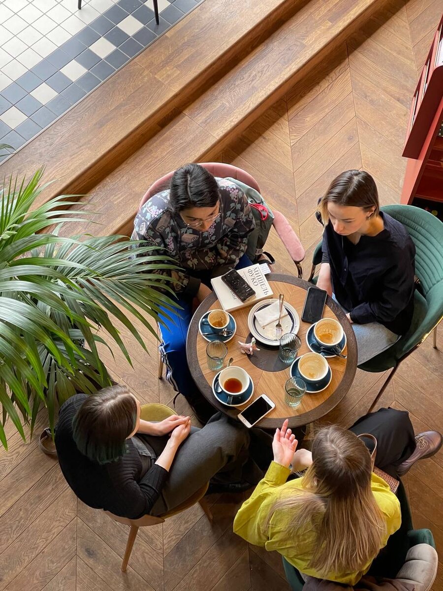 Фотографии Игоря Архипова. Эта сделана в кафе книжного магазина "Подписные издания", апрель 2021 