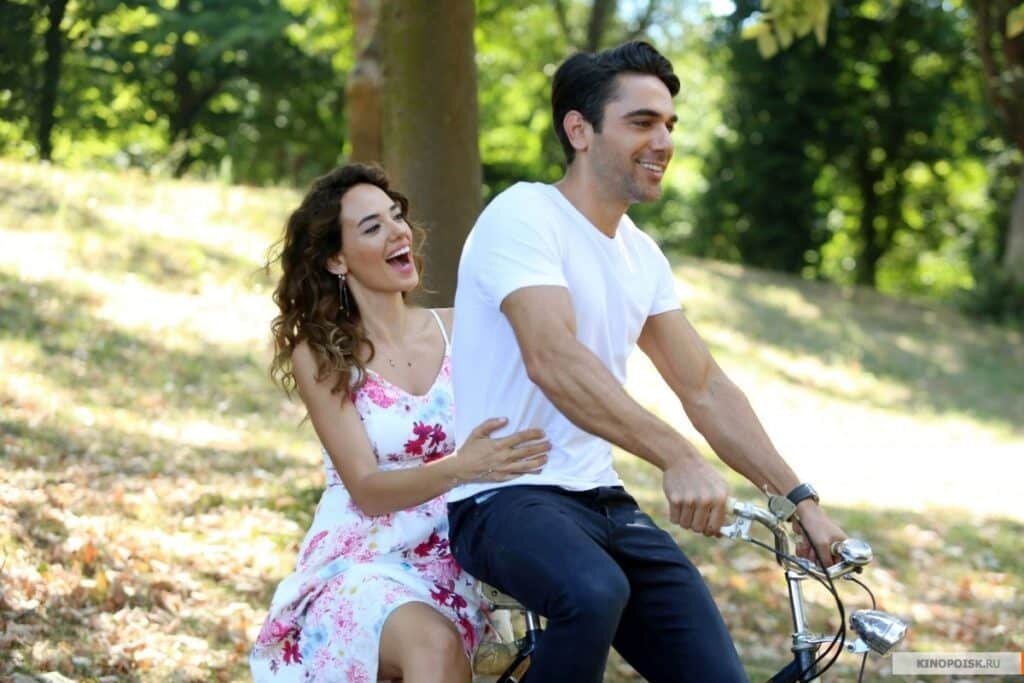 Лейла и Альпер- "Расскажи мне как любить"    фото с Яндекс картинки. 