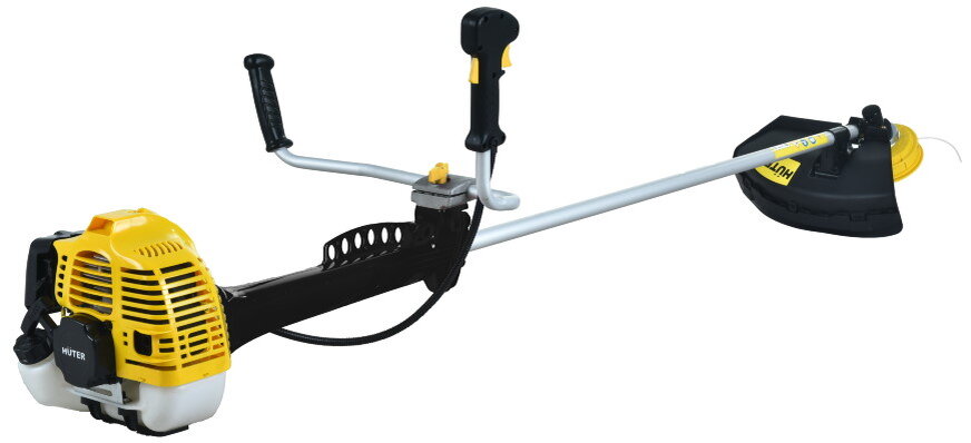 Преимущества: мощность, большой топливный бак, удобная замена лески, антивибрационная система, три насадки в комплекте (лопастный нож, катушка с леской и пильный диск).