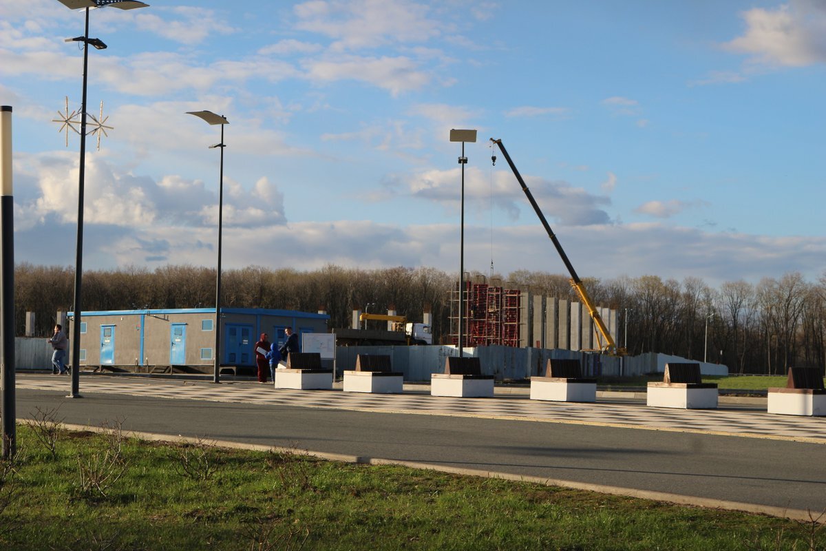 Рядом строится торговый центр.