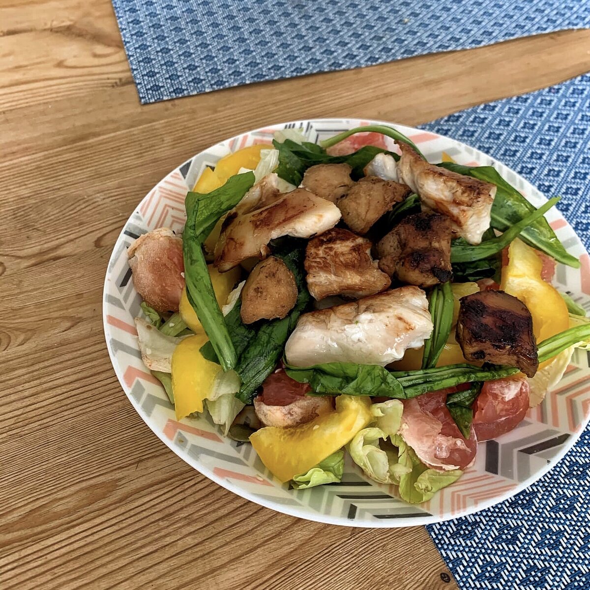 Салат с мушмулой, курицей  и грейпфрутом 