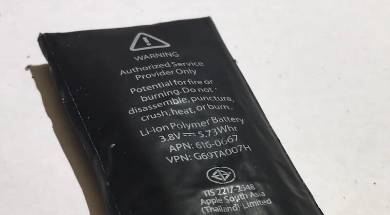 Вздутая АКБ – следствие неправильной зарядки. Скрин: YouTube-канал Droider.Ru