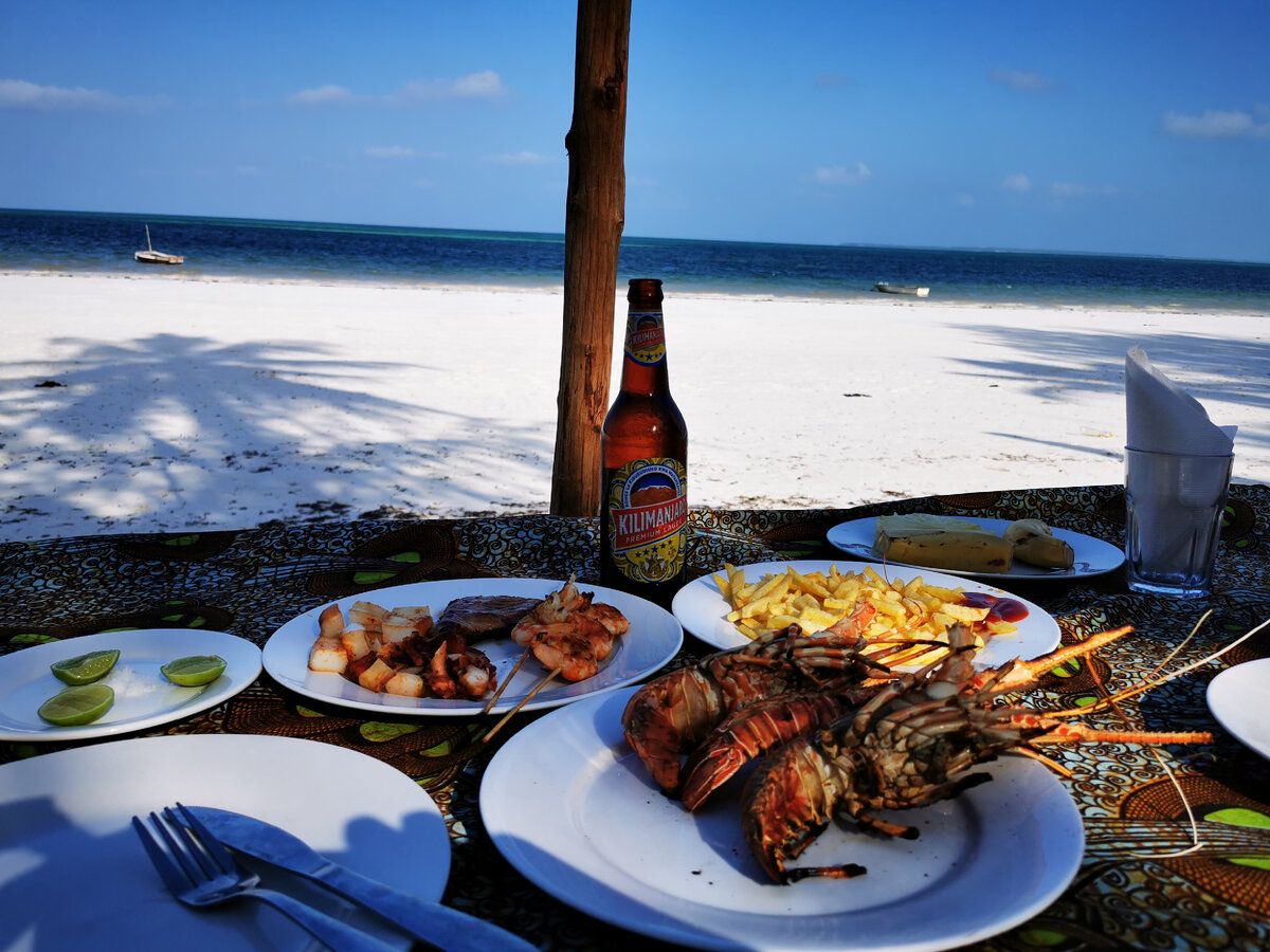 Вот так можно пообедать на Занзибаре за 25$ в кафешке прямо на берегу океана. Фото автора