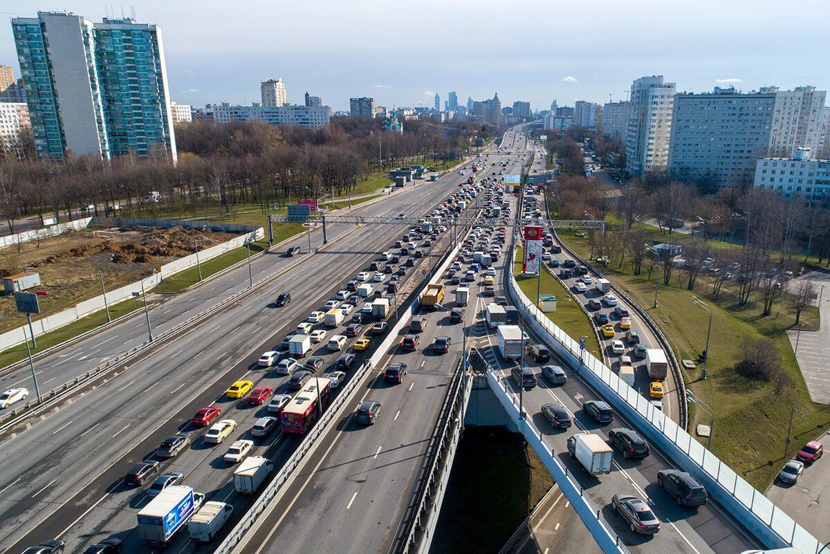 Во время пандемии коронавируса апреля 2020 года полиция проверяла удостоверения личности и пропуска каждого человека, въезжающего в Москву. AP