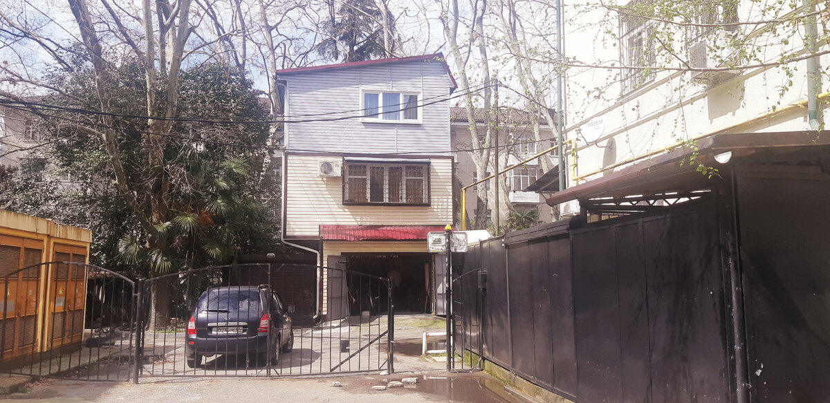 Жилье во дворе многоквартирного дома. 