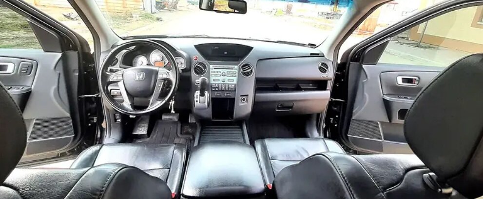 Салон брутален - как и кузов.