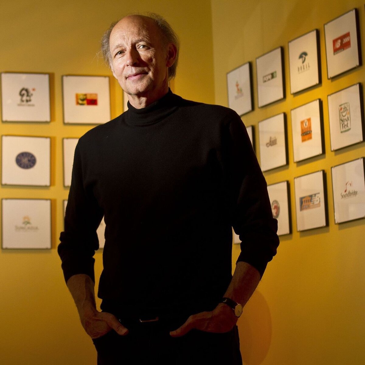 Терри Хеклер собственной персоной. Помимо нумерации, он придумал логотип NB, а также приложил руку к эмблеме Starbucks