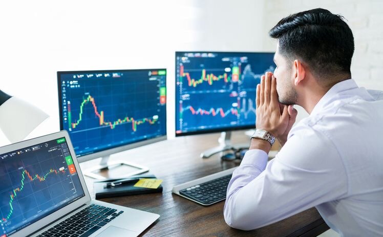 Умный много знает , богатый много действует 