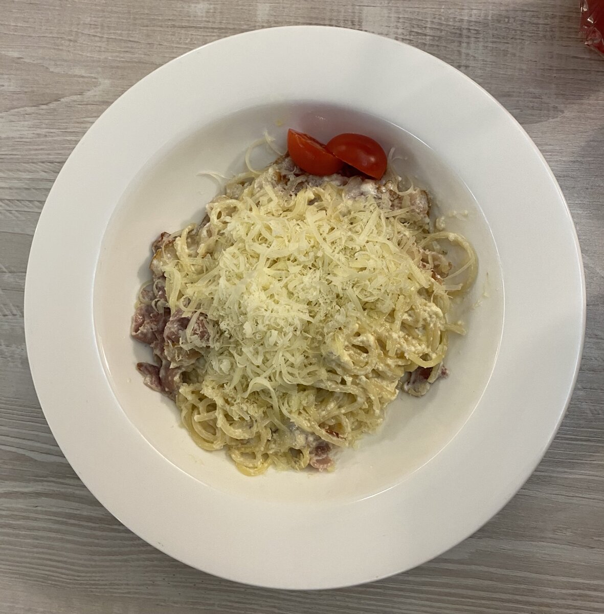 Привет, целлюлит. В маленьком кусочке сыра содержится примерно половина дневной нормы соли. А в этой тарелке вкусной карбонары рекордное количество соли, жира, простых углеводов.