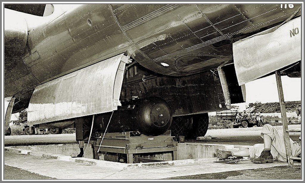 «Малыша» поднимают в бомбардировщик В-29 «Энола Гей», который пойдет на Хиросиму. 