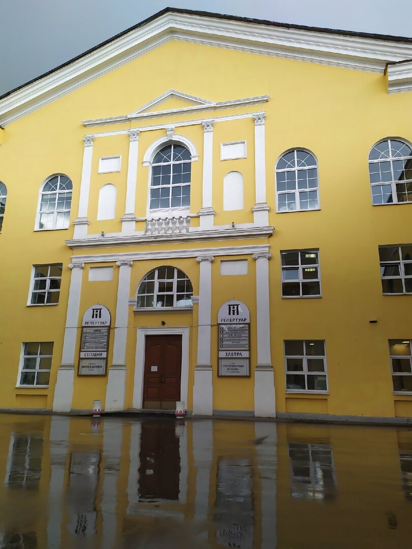 Фасад МНДТ. После дождя...