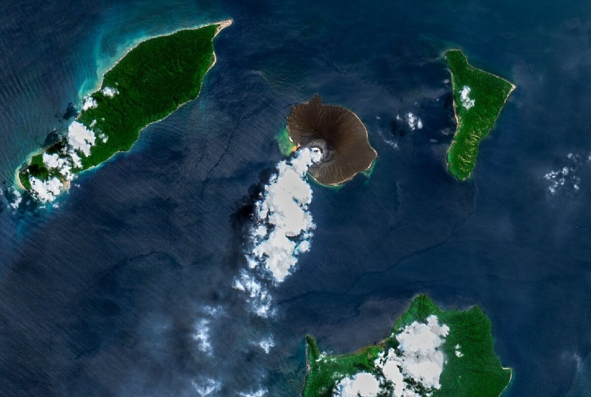 Спутник covid. Кракатау вулкан из космоса. Вулкан анак Кракатау в Индонезии на карте. 24 Апреля 2022 года Индонезия анак Кракатау.