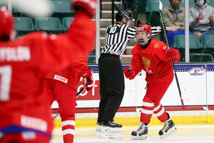 Юниорская сборная России по хоккею разгромила сверстников из Чехии на ЮЧМ 2021 со счетом 11:1.