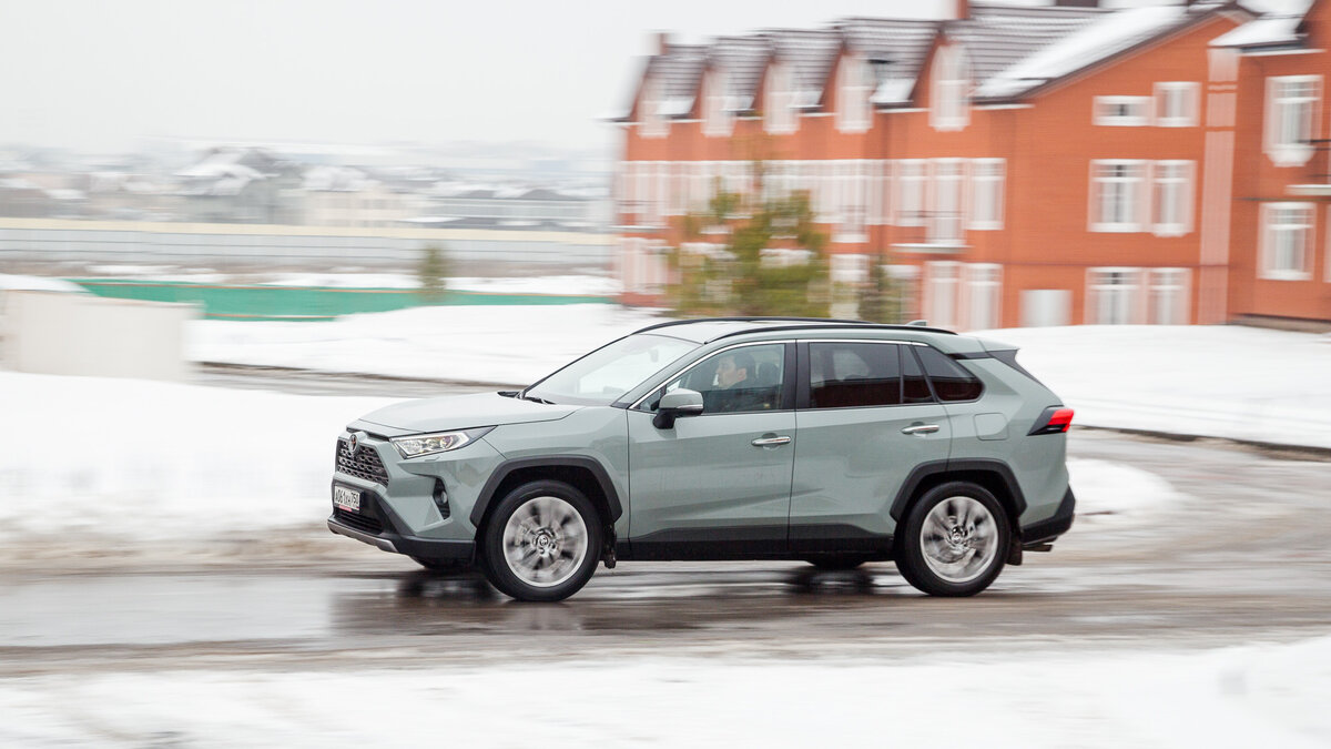 Если на заглавной фотографии автомобиль такого же цвета представлен в комплектации «Комфорт», то на этой — топовый «Престиж Safety», который внешне отличается хромированными ручками дверей и плоской эмблемой на радиаторе. И всё...