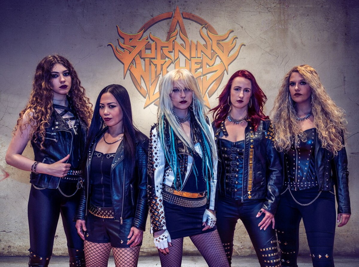 Burning Witches взято с https://www.spark-rockmagazine.cz/files/12dbb8080b70040e50d9eaf9f51c0a88.jpg